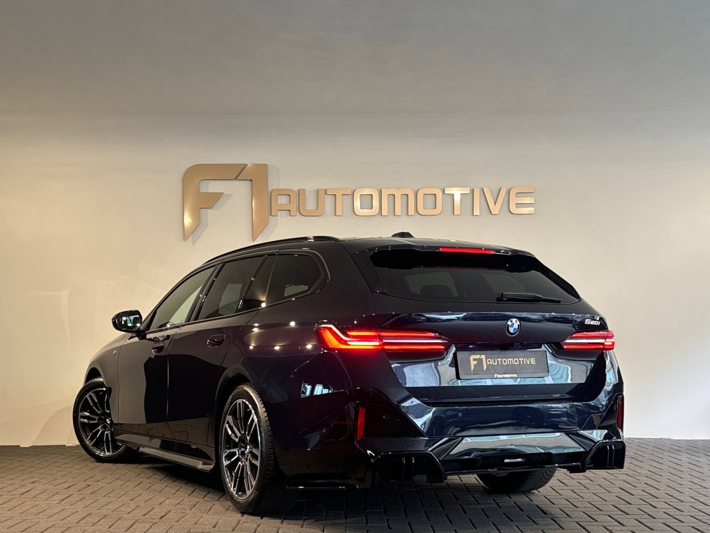 BMW 5 Serie Touring 520i M Sport Pano|HuD|H/K|Memory|Trekhaak