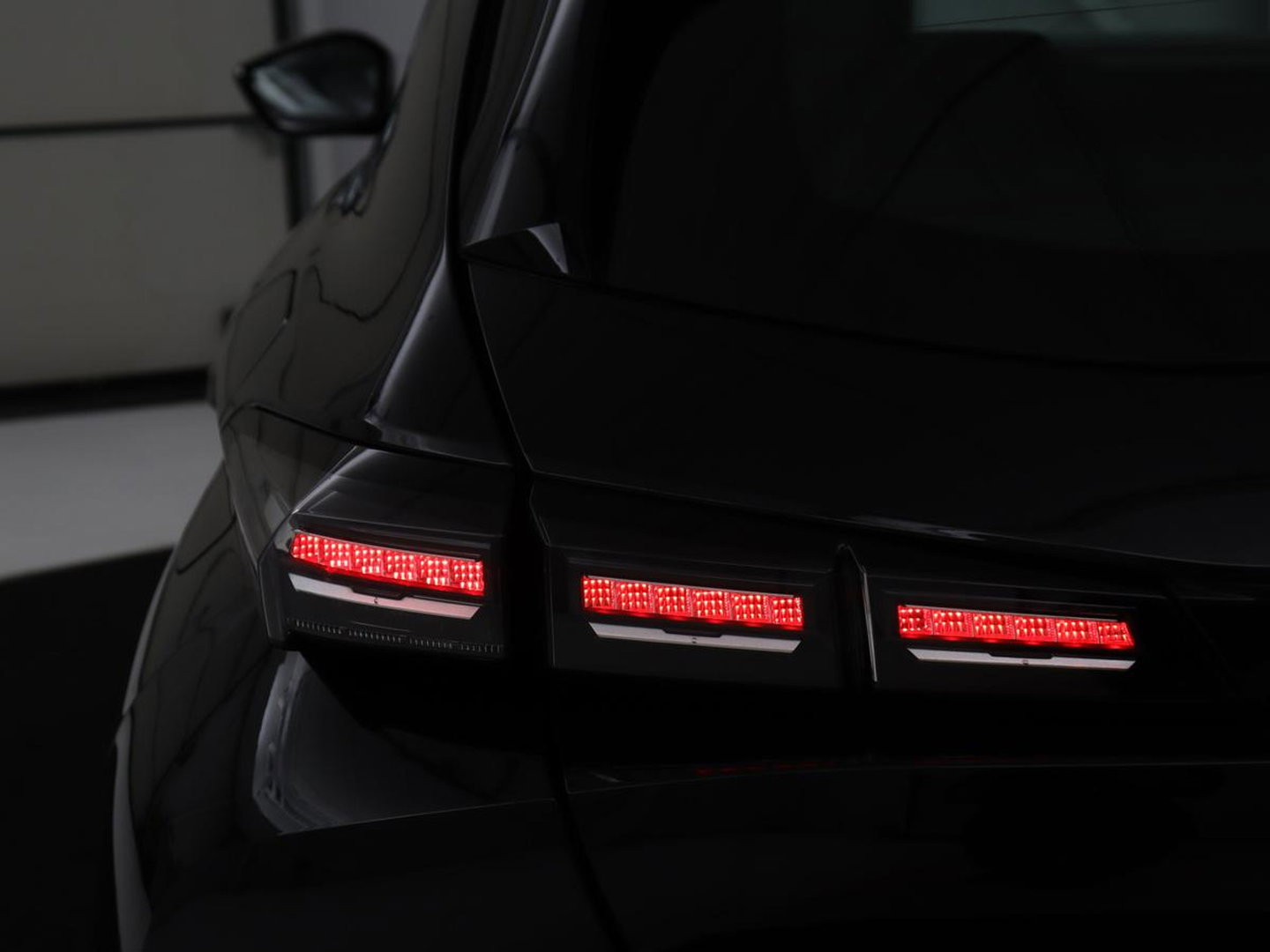 Peugeot 308 1.6 Plug-in Hybr. 180 Active Pack Bus. SOH 94,6% | Navigatie | Carplay | Parkeerhulp | Climate control | Full LED | Cruise control | Bluetooth | PHEV
