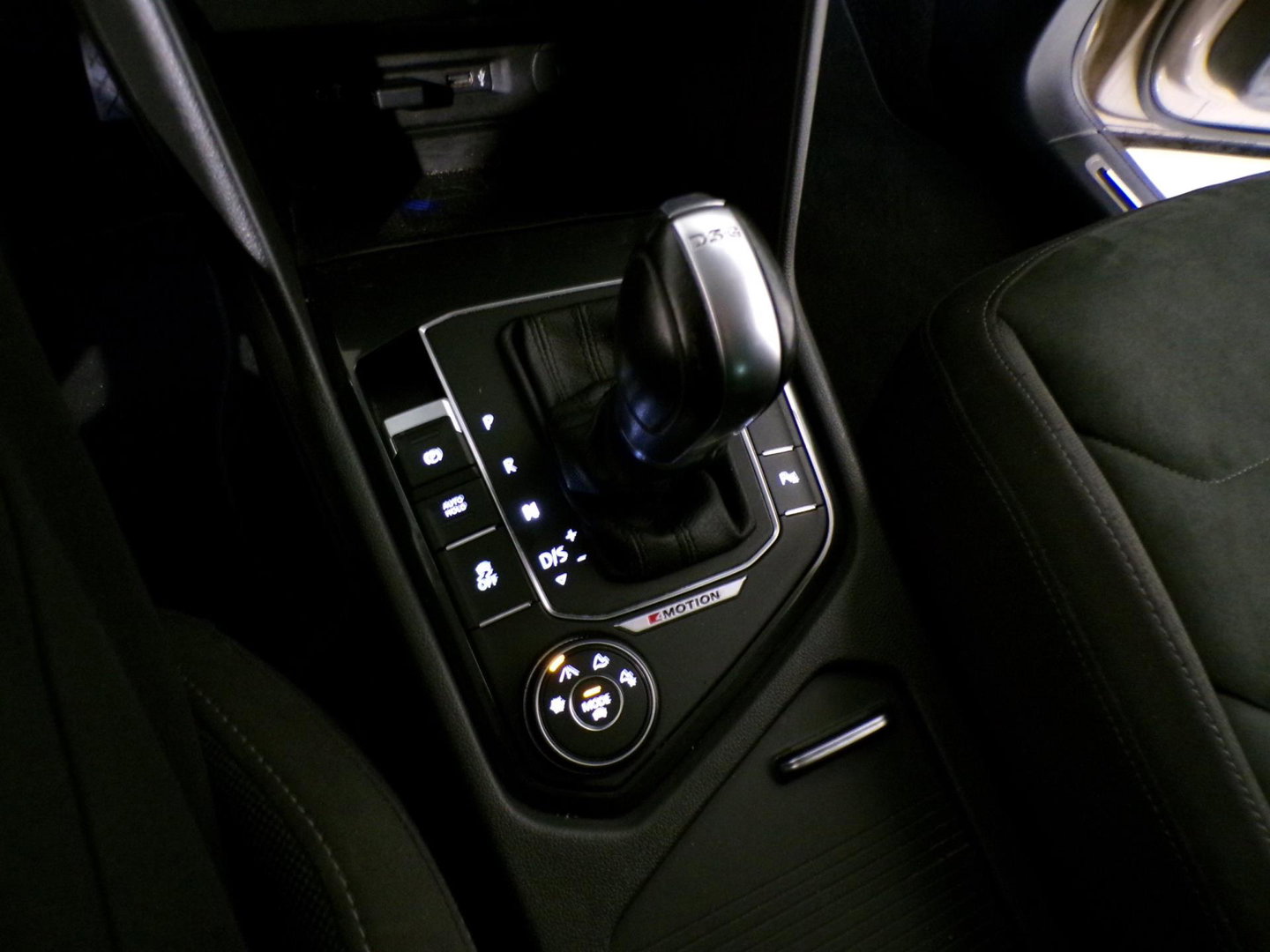 Volkswagen Tiguan 2.0 TSI DSG 220PK 4Motion Highline R-Line "Automaat" Full-LED Trekhaak Apple-Carplay Dynaudio Virtual Stoelverw.