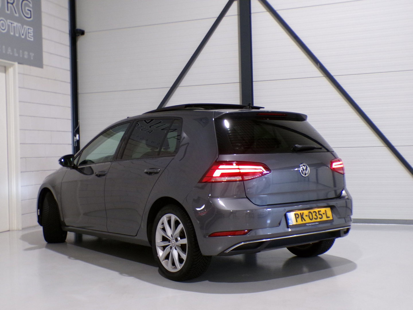 Volkswagen Golf 1.0 TSI Highline "Origineel NL!" Pano Stoelverwarming Apple-carplay Massage-stoel Android-auto Adaptive-cruise