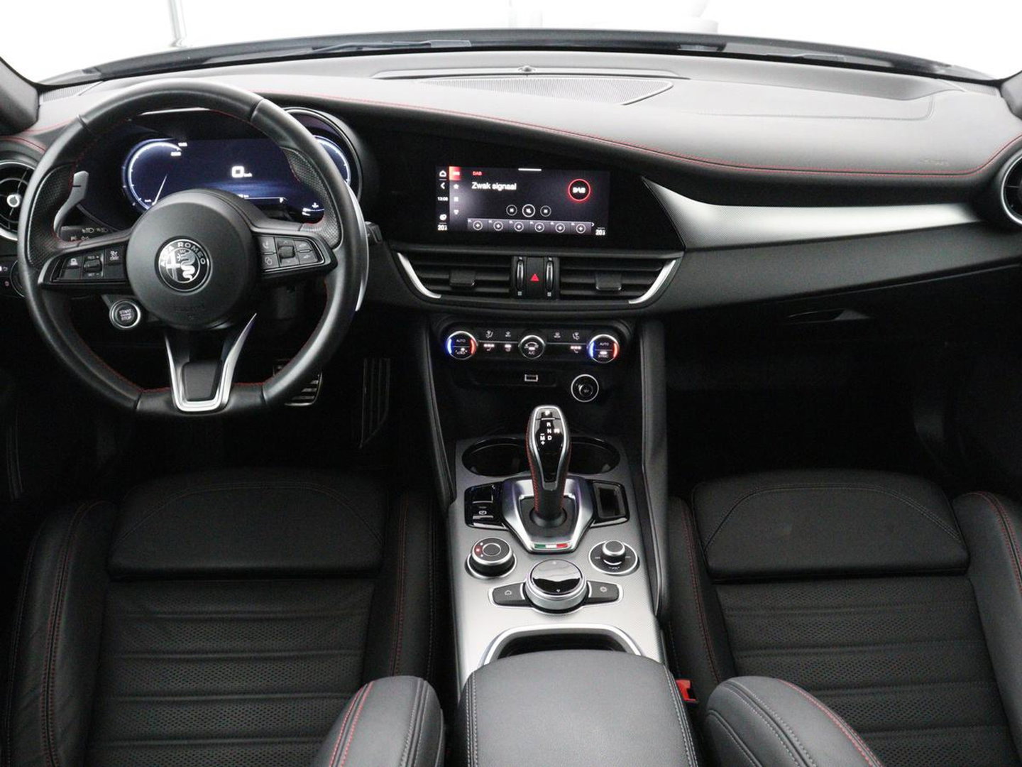 Alfa Romeo Giulia 2.0 T GME AWD Competizione Q4 280pk Leder | Memory | Leder | Memory | Leder dashboard | Stuur/stoel verwarming | Matrix koplampen | Harman / Kardon | Dodehoek detectie | Park assist | Camera | Climate control | Virtual dashboard |