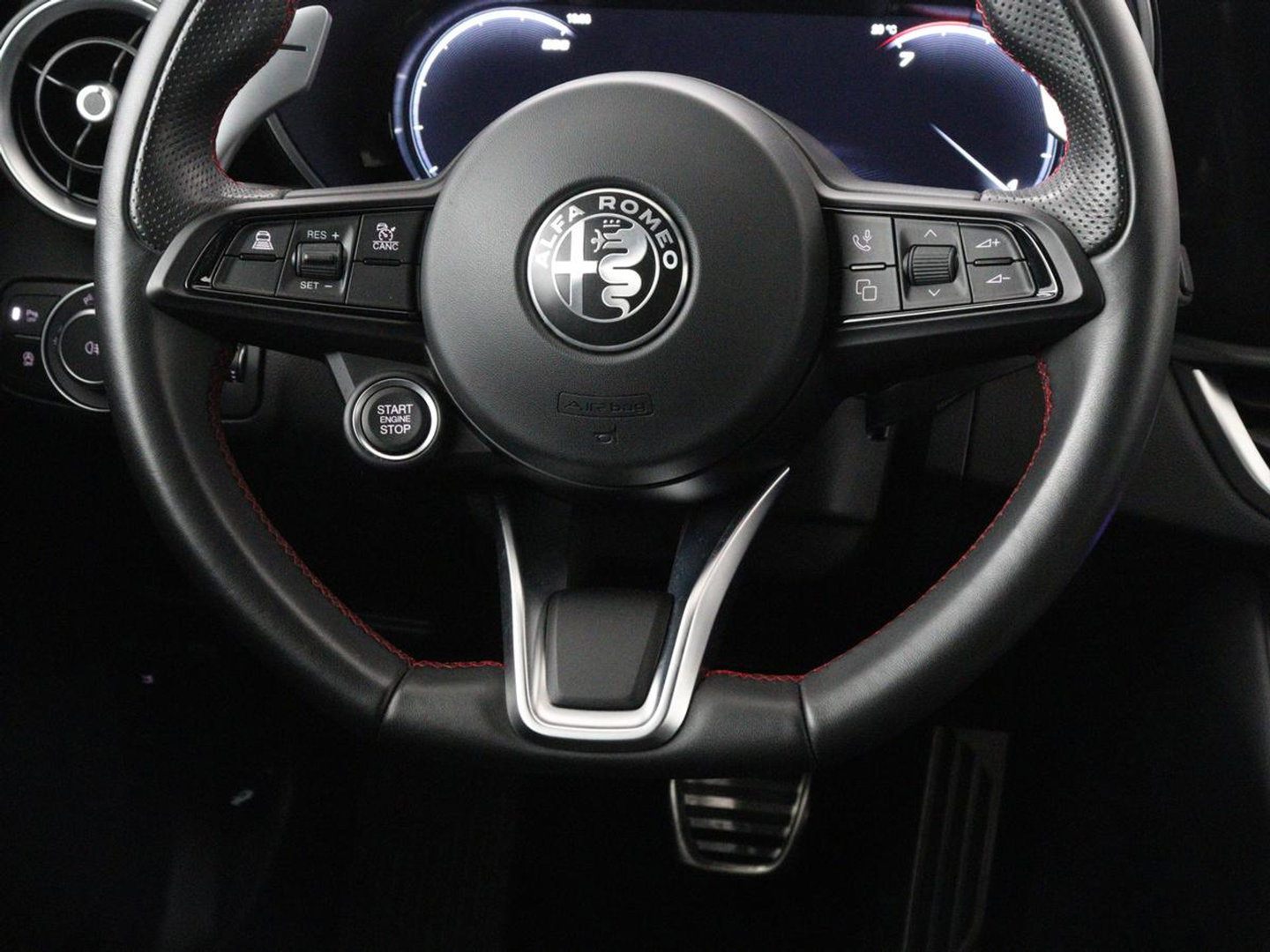 Alfa Romeo Giulia 2.0 T GME AWD Competizione Q4 280pk Leder | Memory | Leder | Memory | Leder dashboard | Stuur/stoel verwarming | Matrix koplampen | Harman / Kardon | Dodehoek detectie | Park assist | Camera | Climate control | Virtual dashboard |