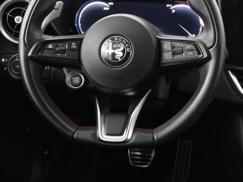Alfa Romeo Giulia 2.0 T GME AWD Competizione Q4 280pk Leder | Memory | Leder | Memory | Leder dashboard | Stuur/stoel verwarming | Matrix koplampen | Harman / Kardon | Dodehoek detectie | Park assist | Camera | Climate control | Virtual dashboard |