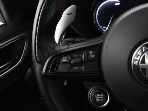 Alfa Romeo Giulia 2.0 T GME AWD Competizione Q4 280pk Leder | Memory | Leder | Memory | Leder dashboard | Stuur/stoel verwarming | Matrix koplampen | Harman / Kardon | Dodehoek detectie | Park assist | Camera | Climate control | Virtual dashboard |