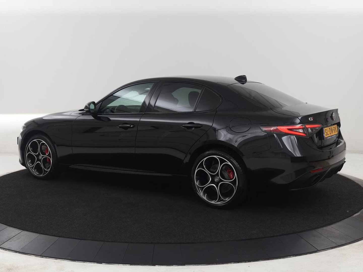 Alfa Romeo Giulia 2.0 T GME AWD Competizione Q4 280pk Leder | Memory | Leder | Memory | Leder dashboard | Stuur/stoel verwarming | Matrix koplampen | Harman / Kardon | Dodehoek detectie | Park assist | Camera | Climate control | Virtual dashboard |