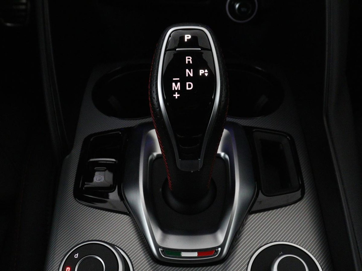 Alfa Romeo Giulia 2.0 T GME AWD Competizione Q4 280pk Leder | Memory | Leder | Memory | Leder dashboard | Stuur/stoel verwarming | Matrix koplampen | Harman / Kardon | Dodehoek detectie | Park assist | Camera | Climate control | Virtual dashboard |