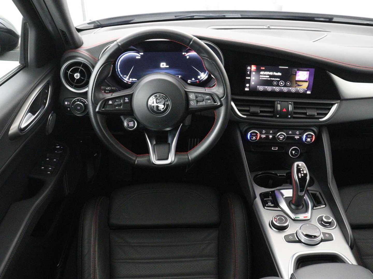 Alfa Romeo Giulia 2.0 T GME AWD Competizione Q4 280pk Leder | Memory | Leder | Memory | Leder dashboard | Stuur/stoel verwarming | Matrix koplampen | Harman / Kardon | Dodehoek detectie | Park assist | Camera | Climate control | Virtual dashboard |