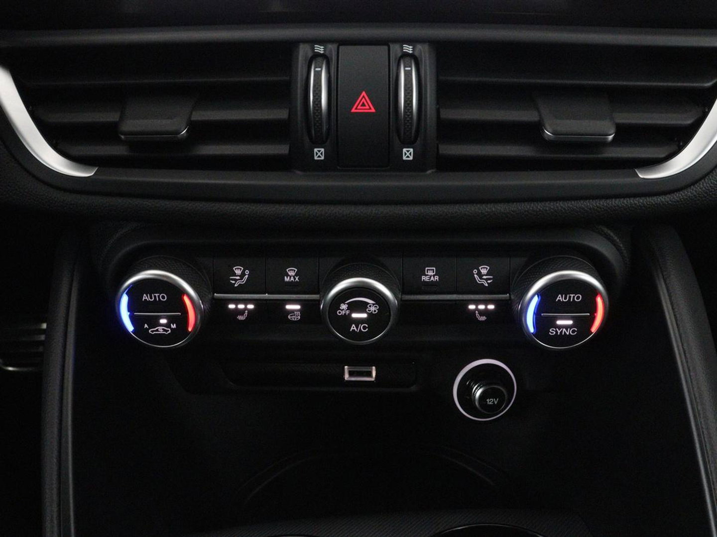 Alfa Romeo Giulia 2.0 T GME AWD Competizione Q4 280pk Leder | Memory | Leder | Memory | Leder dashboard | Stuur/stoel verwarming | Matrix koplampen | Harman / Kardon | Dodehoek detectie | Park assist | Camera | Climate control | Virtual dashboard |