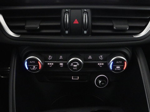 Alfa Romeo Giulia 2.0 T GME AWD Competizione Q4 280pk Leder | Memory | Leder | Memory | Leder dashboard | Stuur/stoel verwarming | Matrix koplampen | Harman / Kardon | Dodehoek detectie | Park assist | Camera | Climate control | Virtual dashboard |