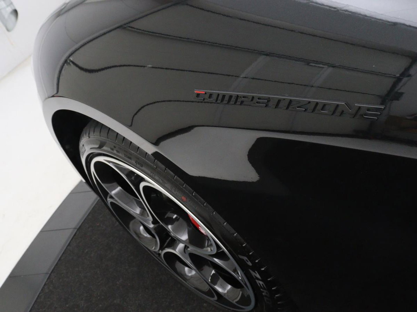 Alfa Romeo Giulia 2.0 T GME AWD Competizione Q4 280pk Leder | Memory | Leder | Memory | Leder dashboard | Stuur/stoel verwarming | Matrix koplampen | Harman / Kardon | Dodehoek detectie | Park assist | Camera | Climate control | Virtual dashboard |