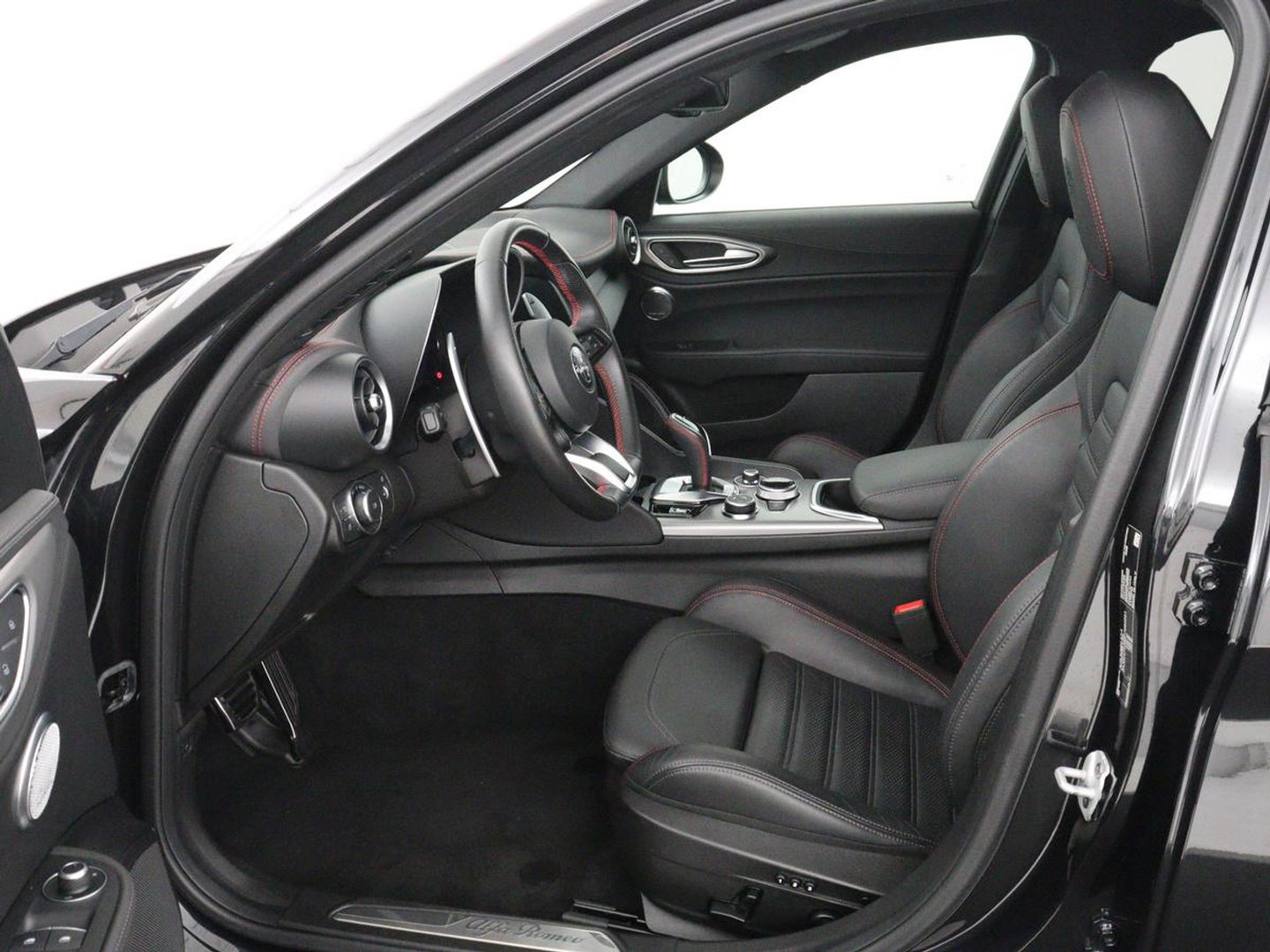 Alfa Romeo Giulia 2.0 T GME AWD Competizione Q4 280pk Leder | Memory | Leder | Memory | Leder dashboard | Stuur/stoel verwarming | Matrix koplampen | Harman / Kardon | Dodehoek detectie | Park assist | Camera | Climate control | Virtual dashboard |
