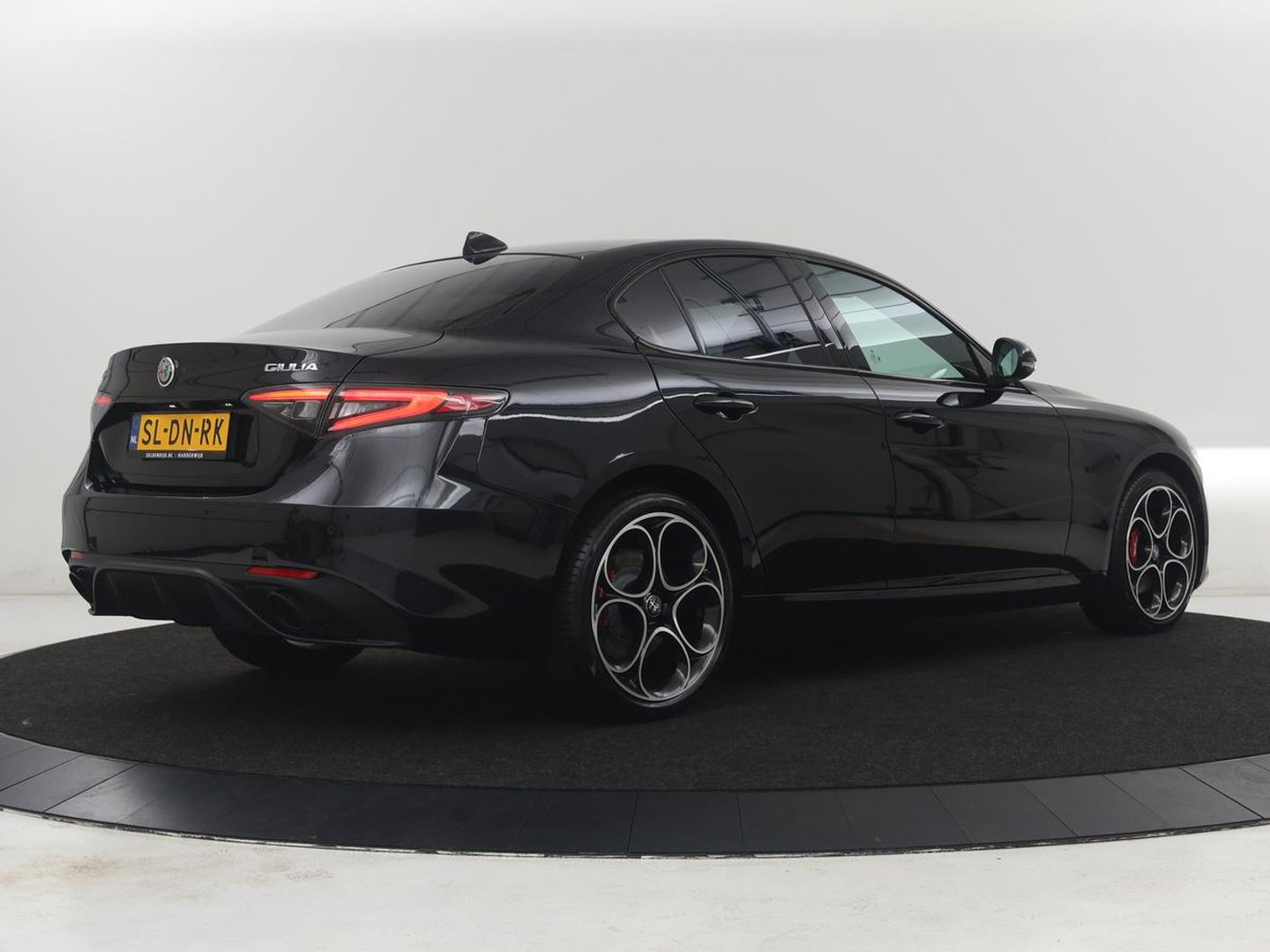 Alfa Romeo Giulia 2.0 T GME AWD Competizione Q4 280pk Leder | Memory | Leder | Memory | Leder dashboard | Stuur/stoel verwarming | Matrix koplampen | Harman / Kardon | Dodehoek detectie | Park assist | Camera | Climate control | Virtual dashboard |