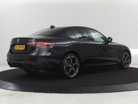 Alfa Romeo Giulia 2.0 T GME AWD Competizione Q4 280pk Leder | Memory | Leder | Memory | Leder dashboard | Stuur/stoel verwarming | Matrix koplampen | Harman / Kardon | Dodehoek detectie | Park assist | Camera | Climate control | Virtual dashboard |