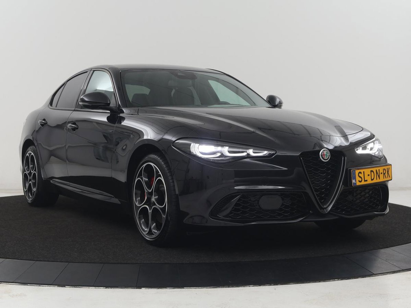 Alfa Romeo Giulia 2.0 T GME AWD Competizione Q4 280pk Leder | Memory | Leder | Memory | Leder dashboard | Stuur/stoel verwarming | Matrix koplampen | Harman / Kardon | Dodehoek detectie | Park assist | Camera | Climate control | Virtual dashboard |