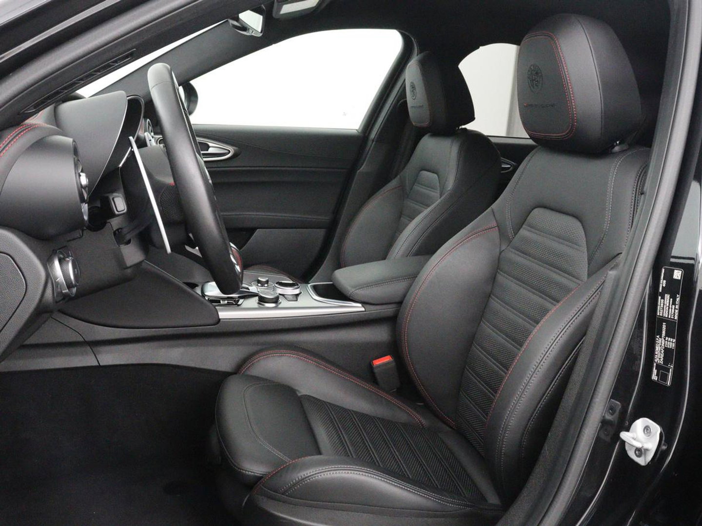 Alfa Romeo Giulia 2.0 T GME AWD Competizione Q4 280pk Leder | Memory | Leder | Memory | Leder dashboard | Stuur/stoel verwarming | Matrix koplampen | Harman / Kardon | Dodehoek detectie | Park assist | Camera | Climate control | Virtual dashboard |