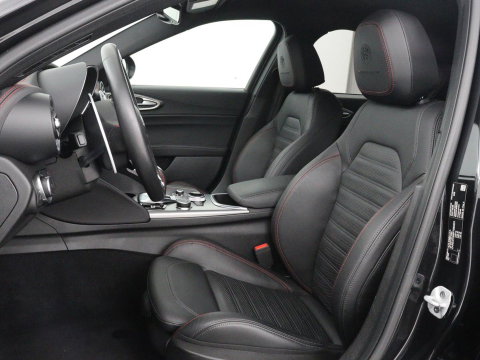 Alfa Romeo Giulia 2.0 T GME AWD Competizione Q4 280pk Leder | Memory | Leder | Memory | Leder dashboard | Stuur/stoel verwarming | Matrix koplampen | Harman / Kardon | Dodehoek detectie | Park assist | Camera | Climate control | Virtual dashboard |