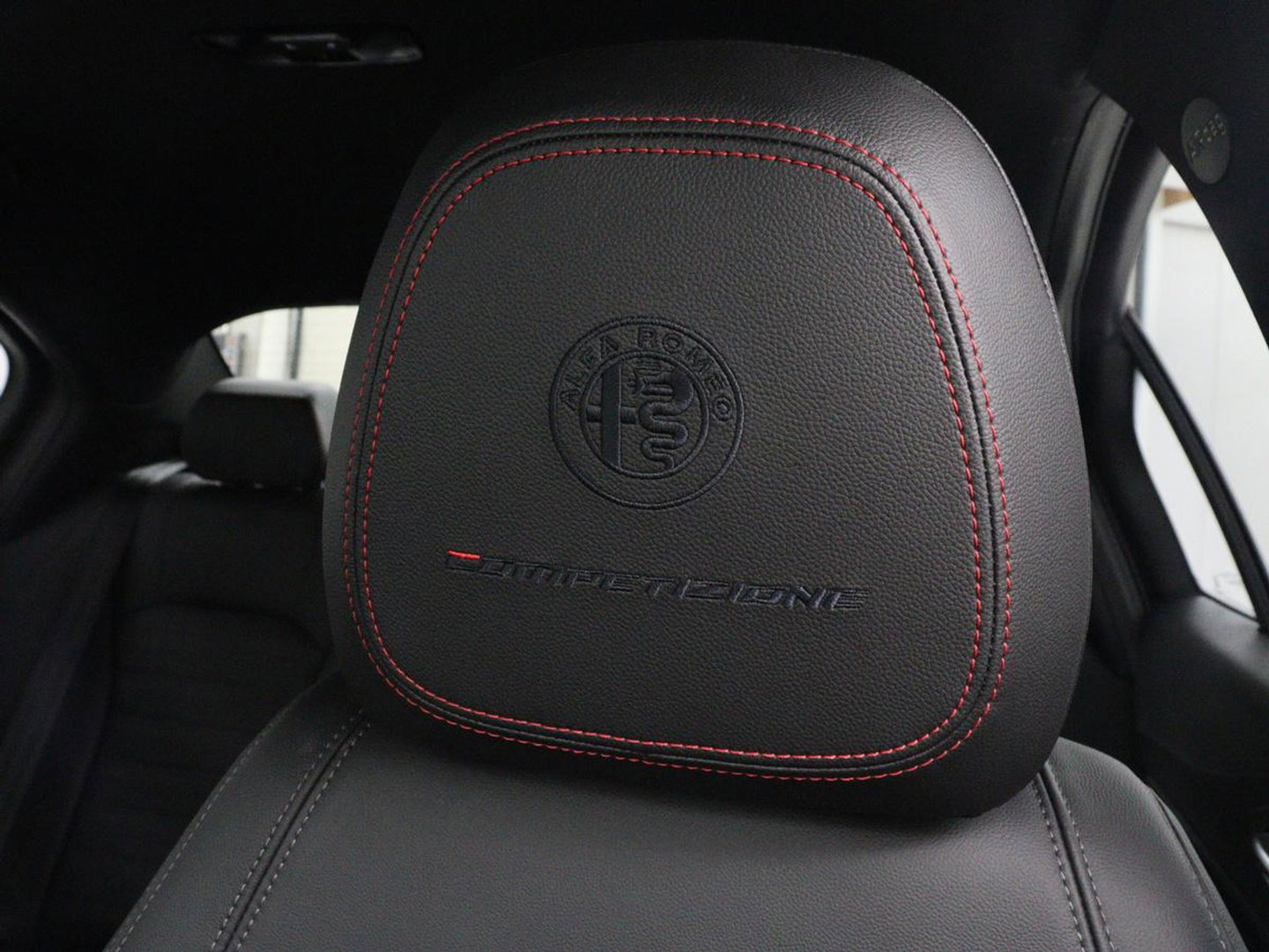 Alfa Romeo Giulia 2.0 T GME AWD Competizione Q4 280pk Leder | Memory | Leder | Memory | Leder dashboard | Stuur/stoel verwarming | Matrix koplampen | Harman / Kardon | Dodehoek detectie | Park assist | Camera | Climate control | Virtual dashboard |