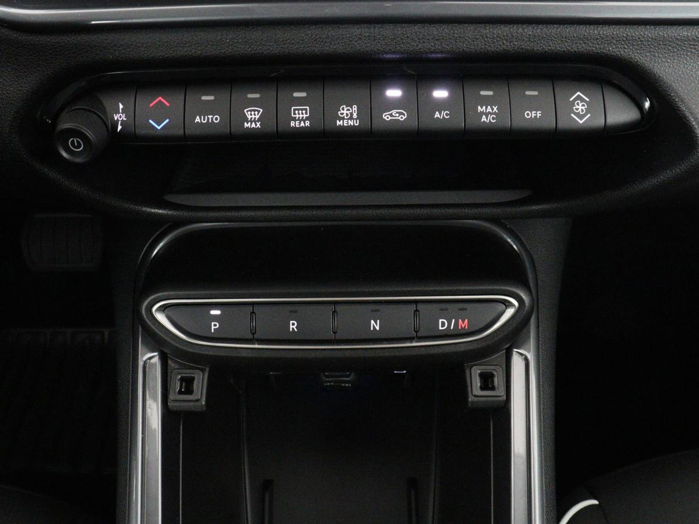Fiat 600 1.2 Hybrid Urban | Stoelverwarming | 360 camera | | Stoelverwarming | 360 camera | Cruise control | Navigatie | Carplay | DAB | Climate control | Full LED | Park assist | Sfeerverlichting