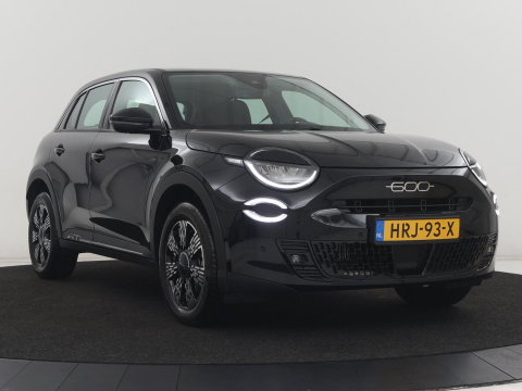 Fiat 600 1.2 Hybrid Urban | Stoelverwarming | 360 camera | | Stoelverwarming | 360 camera | Cruise control | Navigatie | Carplay | DAB | Climate control | Full LED | Park assist | Sfeerverlichting