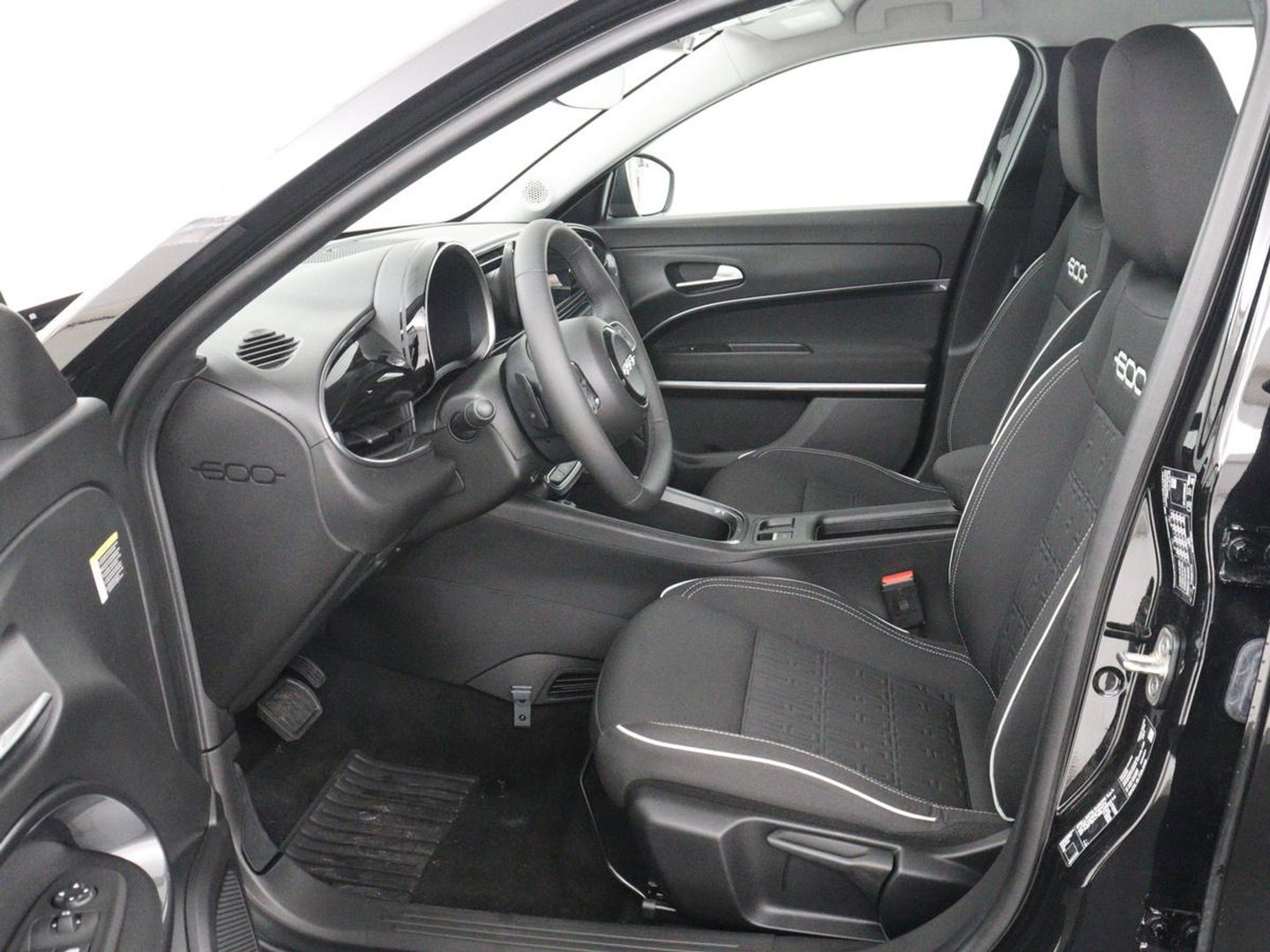 Fiat 600 1.2 Hybrid Urban | Stoelverwarming | 360 camera | | Stoelverwarming | 360 camera | Cruise control | Navigatie | Carplay | DAB | Climate control | Full LED | Park assist | Sfeerverlichting