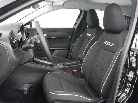 Fiat 600 1.2 Hybrid Urban | Stoelverwarming | 360 camera | | Stoelverwarming | 360 camera | Cruise control | Navigatie | Carplay | DAB | Climate control | Full LED | Park assist | Sfeerverlichting