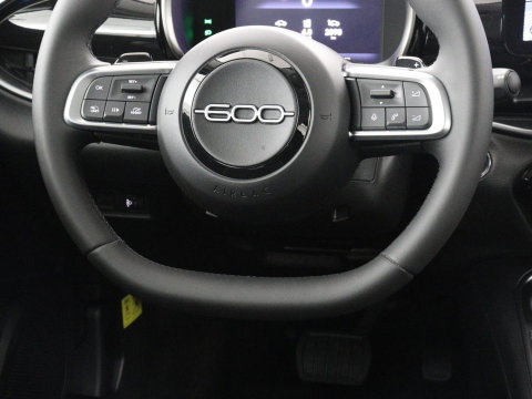 Fiat 600 1.2 Hybrid Urban | Stoelverwarming | 360 camera | | Stoelverwarming | 360 camera | Cruise control | Navigatie | Carplay | DAB | Climate control | Full LED | Park assist | Sfeerverlichting