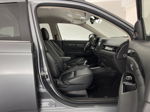 Mitsubishi Outlander 2.0 PHEV instyle Aut *LEATHER | FULL-LED | NAVI-FULLMAP | KEYLESS | TOP-VIEW | HEATED-COMFORTSEATS | ECC | SHIFT-PADDLES | PDC | CRUISE | PRIVACY-GLASS | DAB | TOWBAR | 18''ALU *