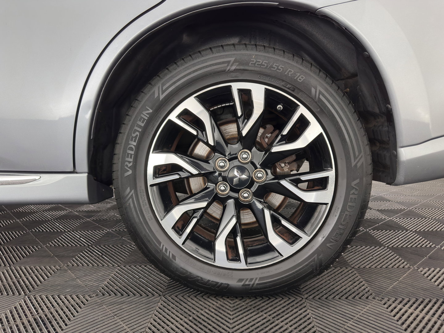 Mitsubishi Outlander 2.0 PHEV instyle Aut *LEATHER | FULL-LED | NAVI-FULLMAP | KEYLESS | TOP-VIEW | HEATED-COMFORTSEATS | ECC | SHIFT-PADDLES | PDC | CRUISE | PRIVACY-GLASS | DAB | TOWBAR | 18''ALU *