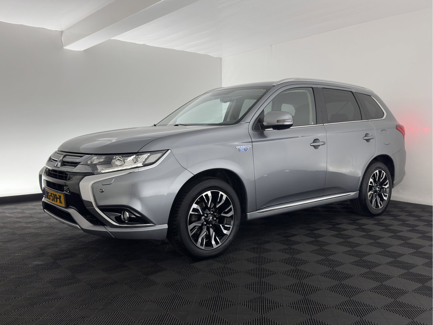 Mitsubishi Outlander 2.0 PHEV instyle Aut *LEATHER | FULL-LED | NAVI-FULLMAP | KEYLESS | TOP-VIEW | HEATED-COMFORTSEATS | ECC | SHIFT-PADDLES | PDC | CRUISE | PRIVACY-GLASS | DAB | TOWBAR | 18''ALU *