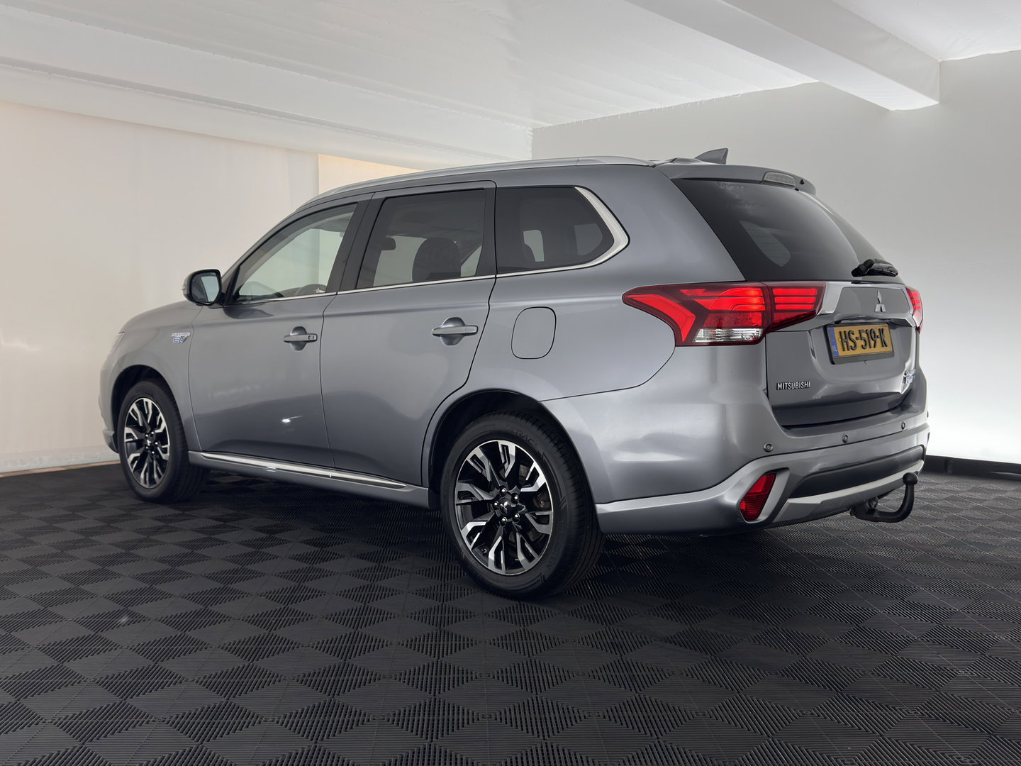 Mitsubishi Outlander 2.0 PHEV instyle Aut *LEATHER | FULL-LED | NAVI-FULLMAP | KEYLESS | TOP-VIEW | HEATED-COMFORTSEATS | ECC | SHIFT-PADDLES | PDC | CRUISE | PRIVACY-GLASS | DAB | TOWBAR | 18''ALU *