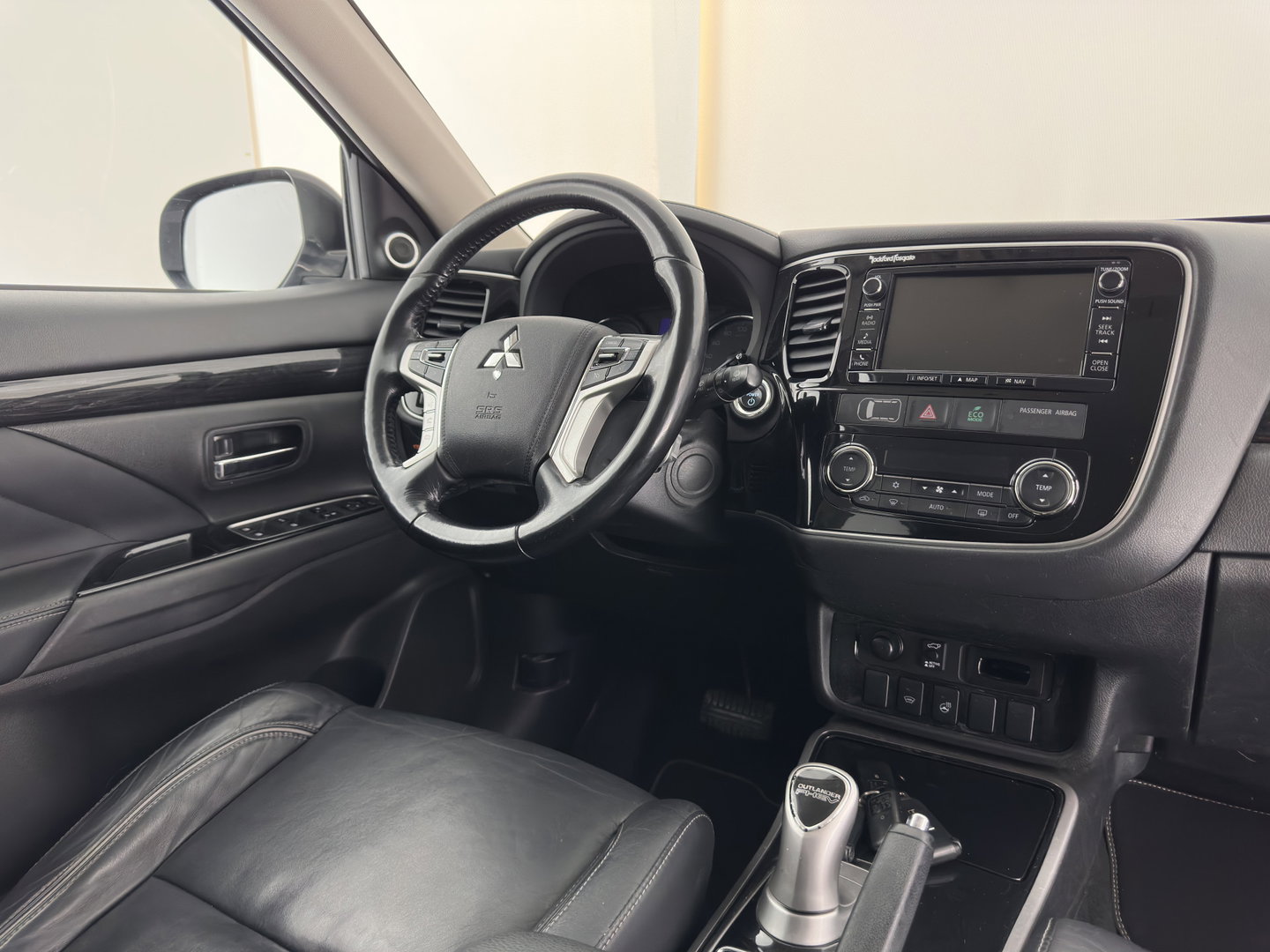 Mitsubishi Outlander 2.0 PHEV instyle Aut *LEATHER | FULL-LED | NAVI-FULLMAP | KEYLESS | TOP-VIEW | HEATED-COMFORTSEATS | ECC | SHIFT-PADDLES | PDC | CRUISE | PRIVACY-GLASS | DAB | TOWBAR | 18''ALU *