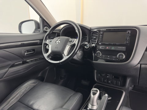 Mitsubishi Outlander 2.0 PHEV instyle Aut *LEATHER | FULL-LED | NAVI-FULLMAP | KEYLESS | TOP-VIEW | HEATED-COMFORTSEATS | ECC | SHIFT-PADDLES | PDC | CRUISE | PRIVACY-GLASS | DAB | TOWBAR | 18''ALU *