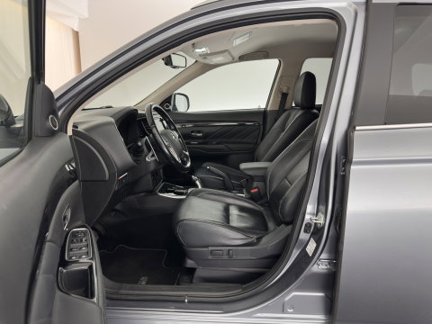 Mitsubishi Outlander 2.0 PHEV instyle Aut *LEATHER | FULL-LED | NAVI-FULLMAP | KEYLESS | TOP-VIEW | HEATED-COMFORTSEATS | ECC | SHIFT-PADDLES | PDC | CRUISE | PRIVACY-GLASS | DAB | TOWBAR | 18''ALU *