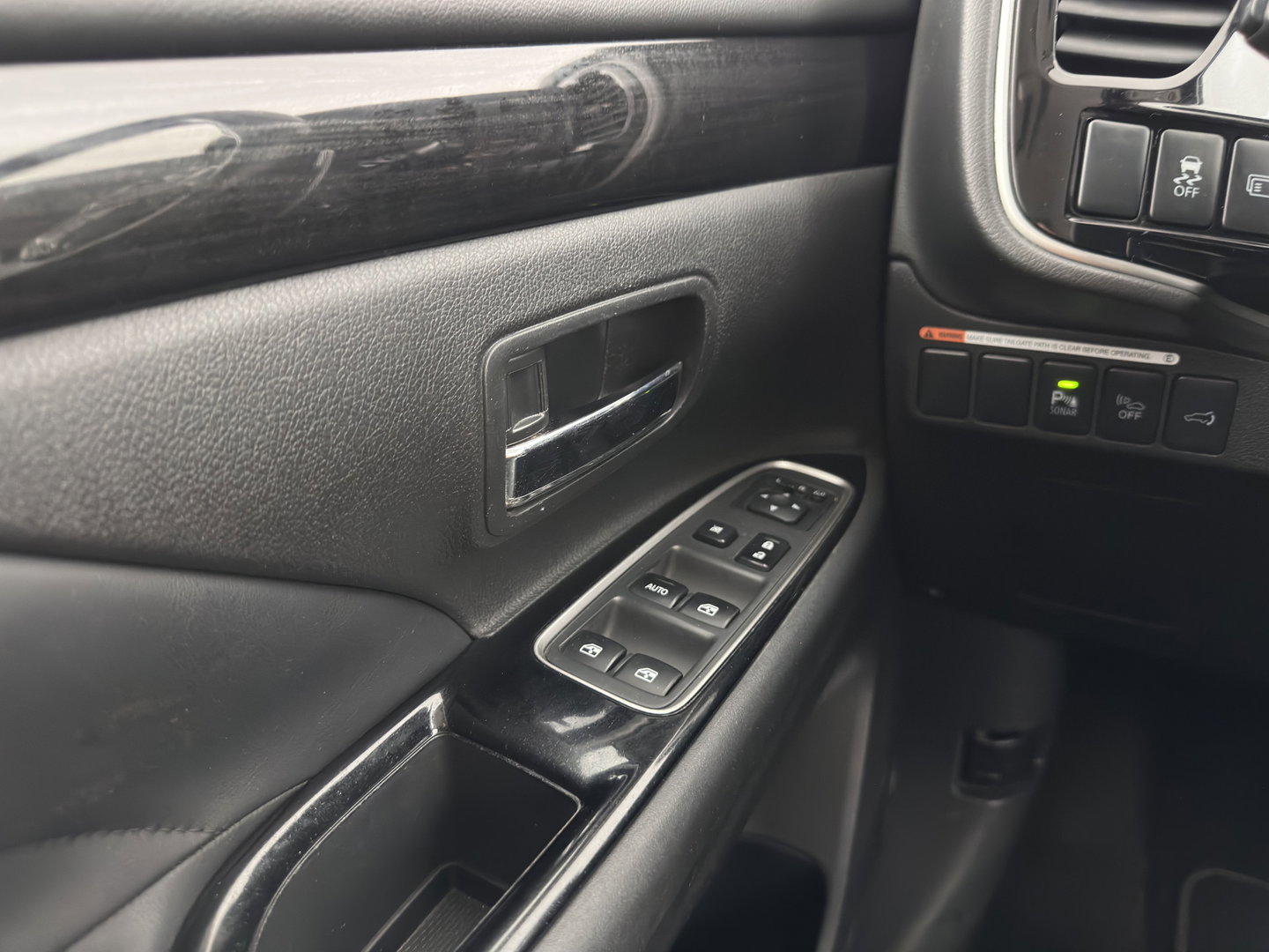 Mitsubishi Outlander 2.0 PHEV instyle Aut *LEATHER | FULL-LED | NAVI-FULLMAP | KEYLESS | TOP-VIEW | HEATED-COMFORTSEATS | ECC | SHIFT-PADDLES | PDC | CRUISE | PRIVACY-GLASS | DAB | TOWBAR | 18''ALU *