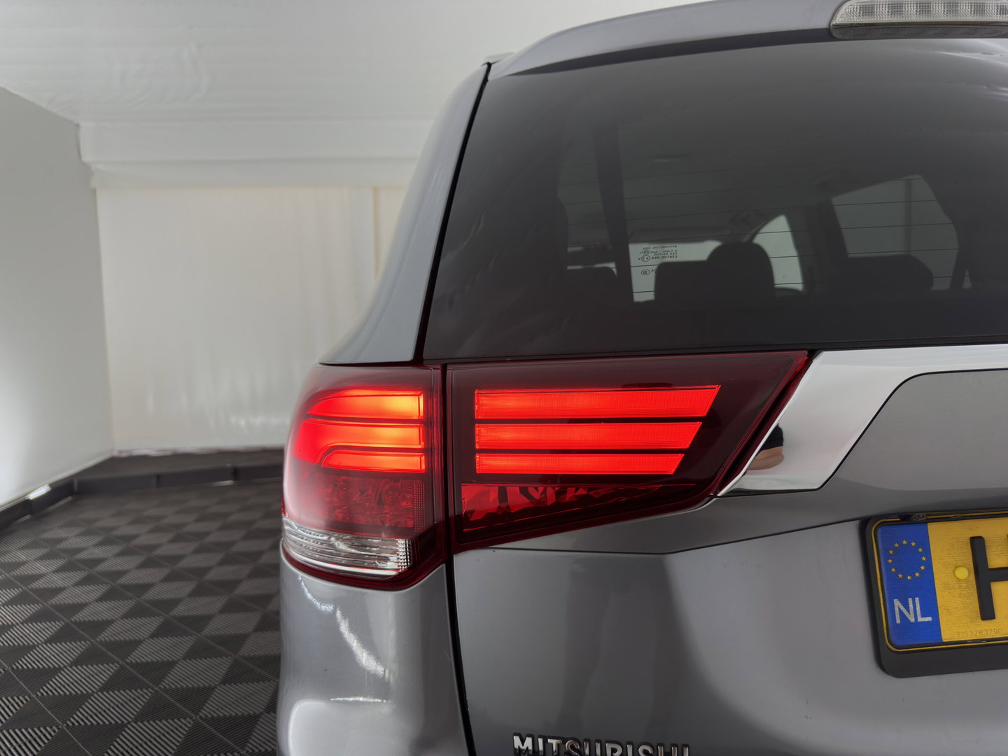 Mitsubishi Outlander 2.0 PHEV instyle Aut *LEATHER | FULL-LED | NAVI-FULLMAP | KEYLESS | TOP-VIEW | HEATED-COMFORTSEATS | ECC | SHIFT-PADDLES | PDC | CRUISE | PRIVACY-GLASS | DAB | TOWBAR | 18''ALU *