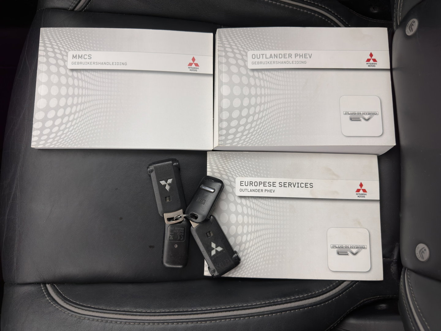 Mitsubishi Outlander 2.0 PHEV instyle Aut *LEATHER | FULL-LED | NAVI-FULLMAP | KEYLESS | TOP-VIEW | HEATED-COMFORTSEATS | ECC | SHIFT-PADDLES | PDC | CRUISE | PRIVACY-GLASS | DAB | TOWBAR | 18''ALU *