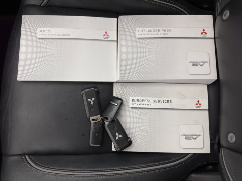 Mitsubishi Outlander 2.0 PHEV instyle Aut *LEATHER | FULL-LED | NAVI-FULLMAP | KEYLESS | TOP-VIEW | HEATED-COMFORTSEATS | ECC | SHIFT-PADDLES | PDC | CRUISE | PRIVACY-GLASS | DAB | TOWBAR | 18''ALU *