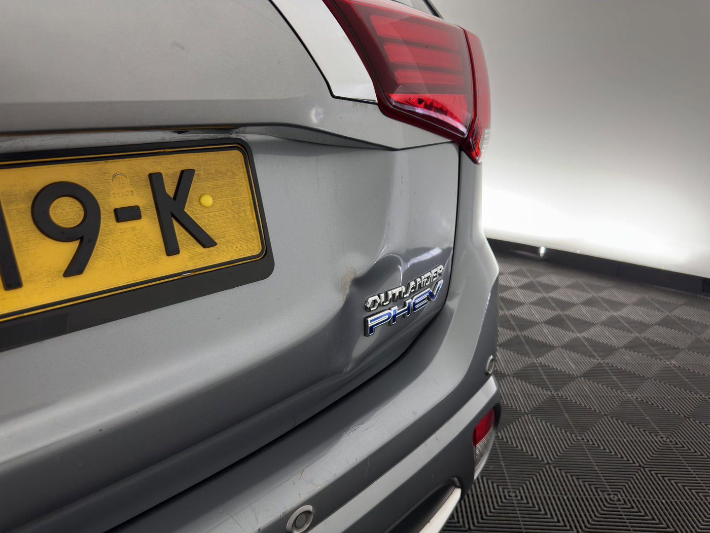 Mitsubishi Outlander 2.0 PHEV instyle Aut *LEATHER | FULL-LED | NAVI-FULLMAP | KEYLESS | TOP-VIEW | HEATED-COMFORTSEATS | ECC | SHIFT-PADDLES | PDC | CRUISE | PRIVACY-GLASS | DAB | TOWBAR | 18''ALU *