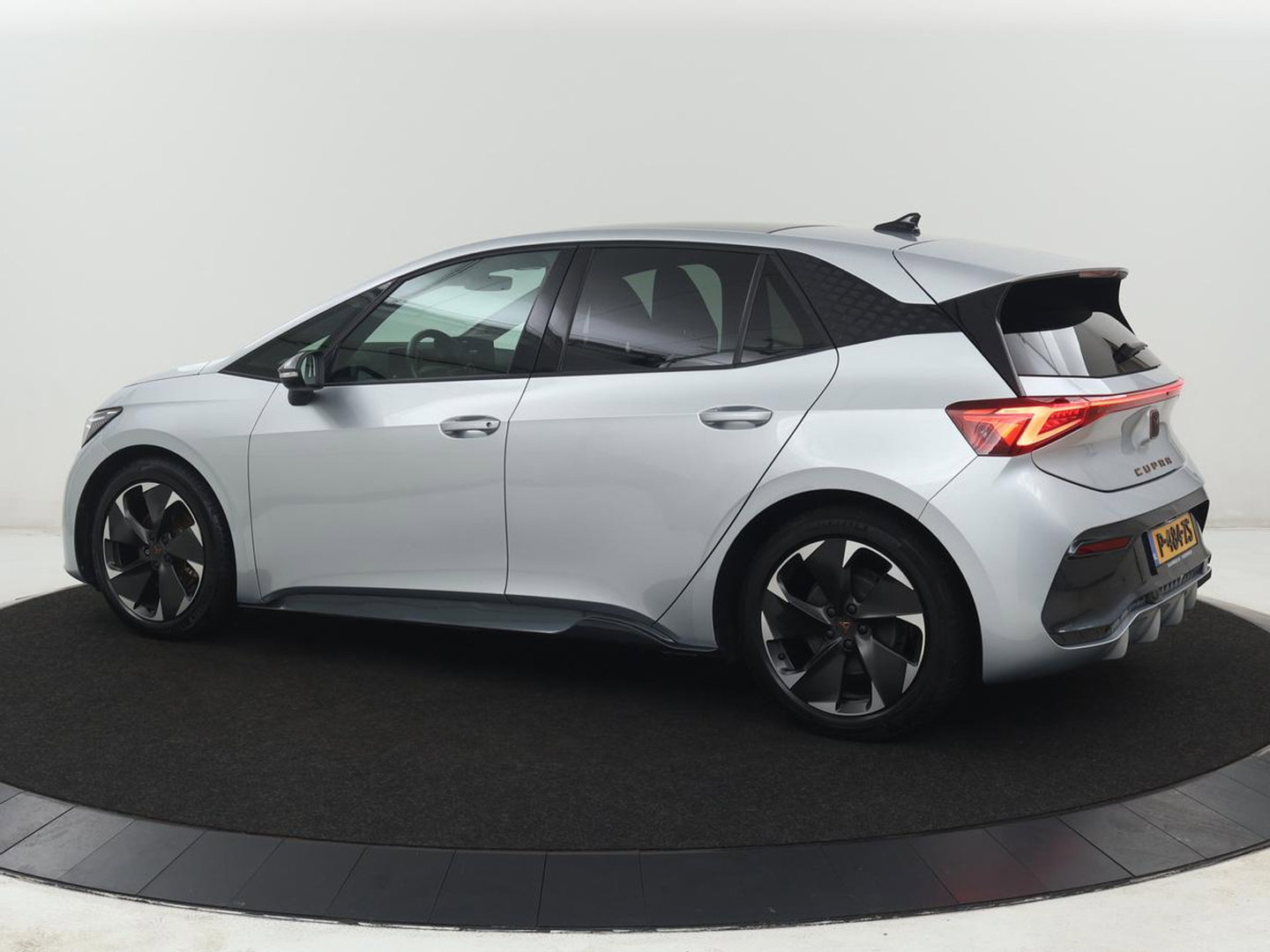 CUPRA Born Business 62 kWh | SOH 91.0% | Panoramadak | Adaptive cruise | Camera | Park assist | Stuur/stoel verwarming | Sfeerverlichting | Full LED |