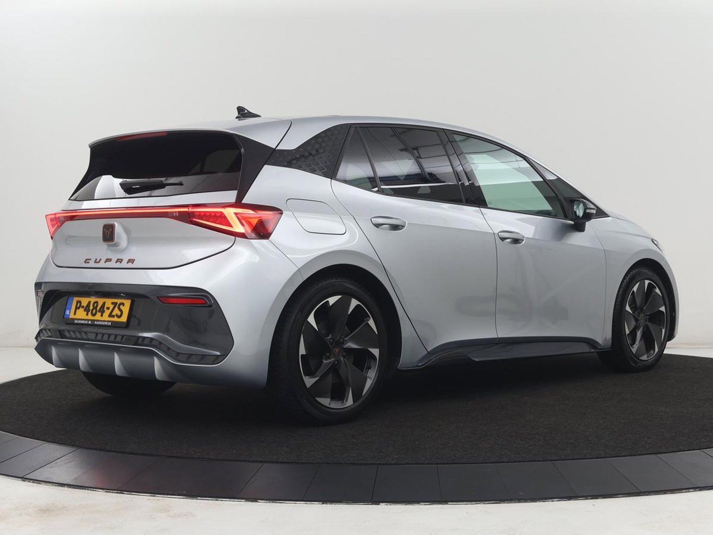CUPRA Born Business 62 kWh | SOH 91.0% | Panoramadak | Adaptive cruise | Camera | Park assist | Stuur/stoel verwarming | Sfeerverlichting | Full LED |