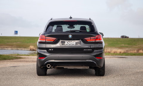 BMW X1 xDrive25e Executive BLACK LINE / CAMERA / CARPLAY / HEAD UP DISPLAY / LEDER / LED / CRUISE CONTROLE / STOELVERWARMING
