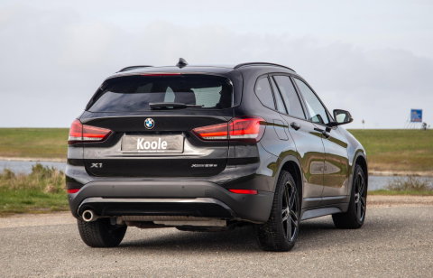 BMW X1 xDrive25e Executive BLACK LINE / CAMERA / CARPLAY / HEAD UP DISPLAY / LEDER / LED / CRUISE CONTROLE / STOELVERWARMING