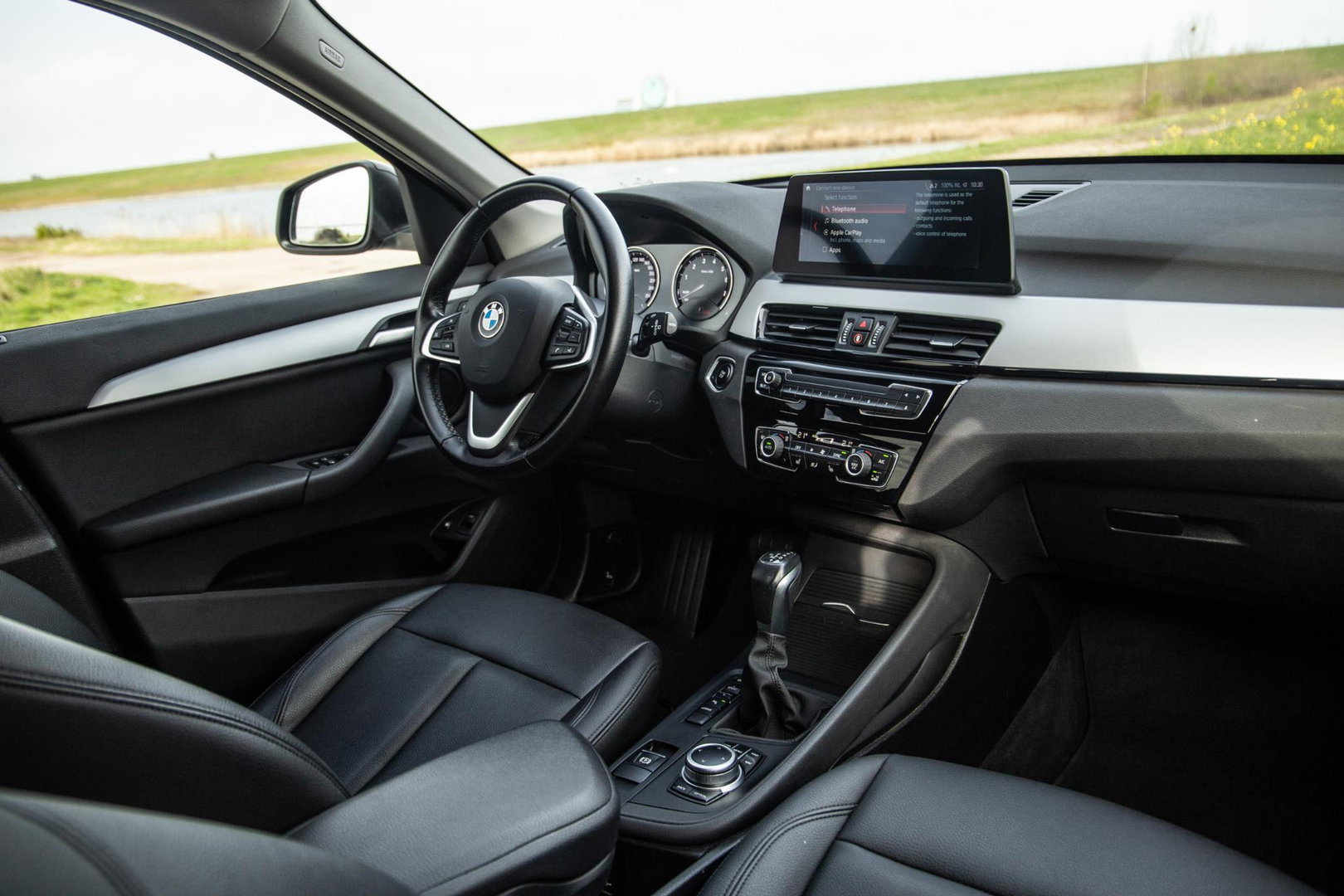 BMW X1 xDrive25e Executive BLACK LINE / CAMERA / CARPLAY / HEAD UP DISPLAY / LEDER / LED / CRUISE CONTROLE / STOELVERWARMING