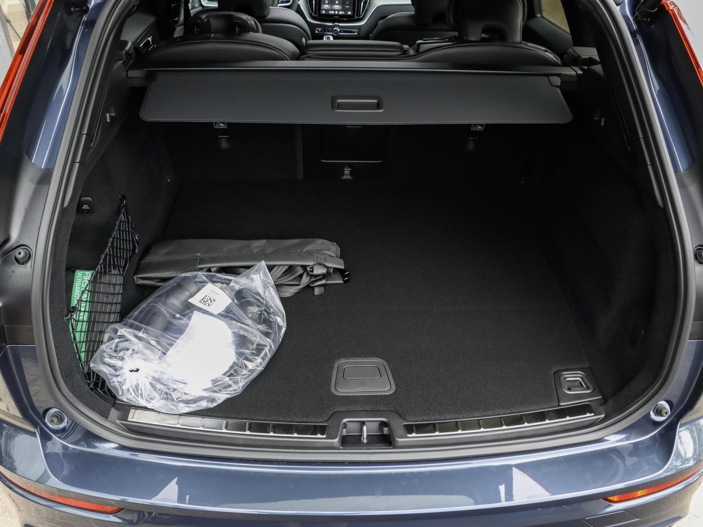 Volvo XC60 T8 AWD Plus Black Edition NIEUW| 21'' | HeadUp | Pano | 360 camera | Getint glas