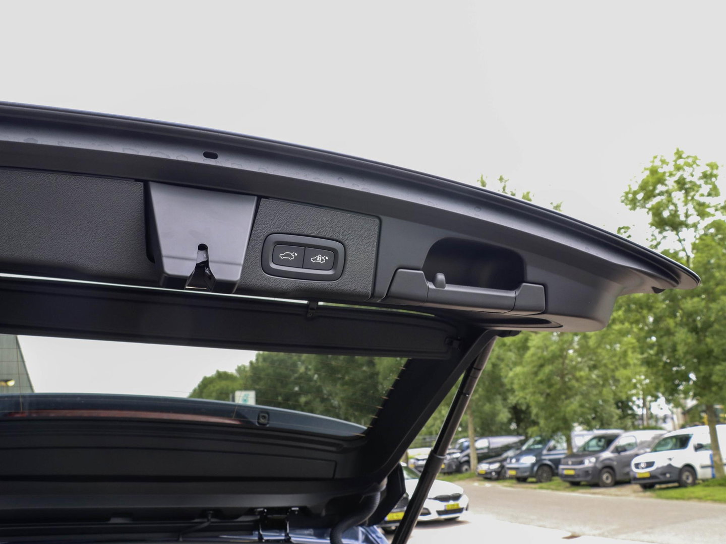 Volvo XC60 T8 AWD Plus Black Edition NIEUW| 21'' | HeadUp | Pano | 360 camera | Getint glas