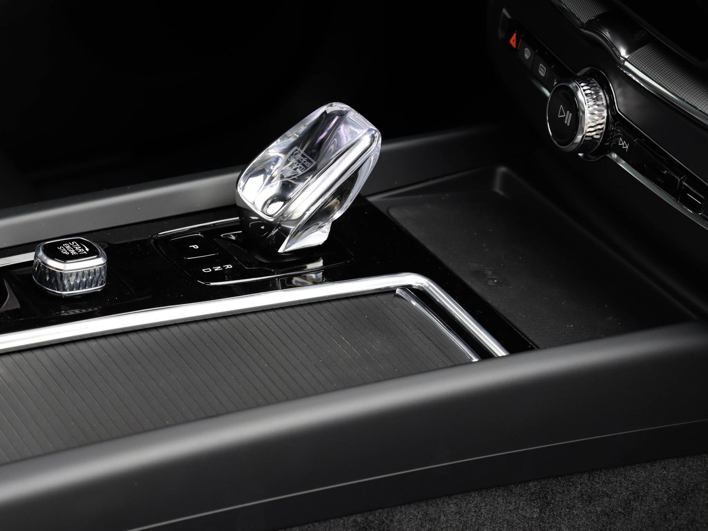 Volvo XC60 T8 AWD Plus Black Edition NIEUW| 21'' | HeadUp | Pano | 360 camera | Getint glas
