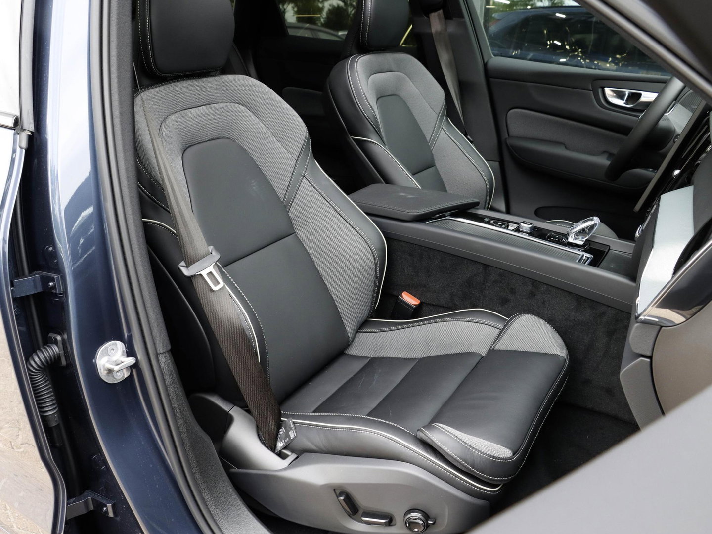 Volvo XC60 T8 AWD Plus Black Edition NIEUW| 21'' | HeadUp | Pano | 360 camera | Getint glas