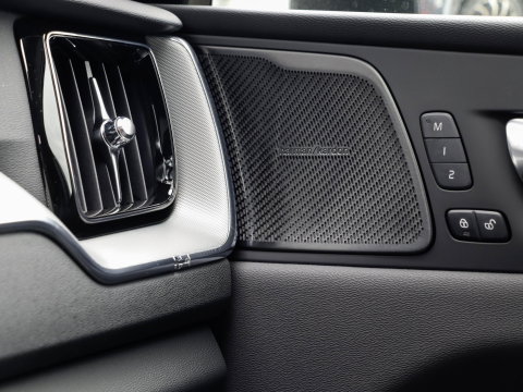 Volvo XC60 T8 AWD Plus Black Edition NIEUW| 21'' | HeadUp | Pano | 360 camera | Getint glas