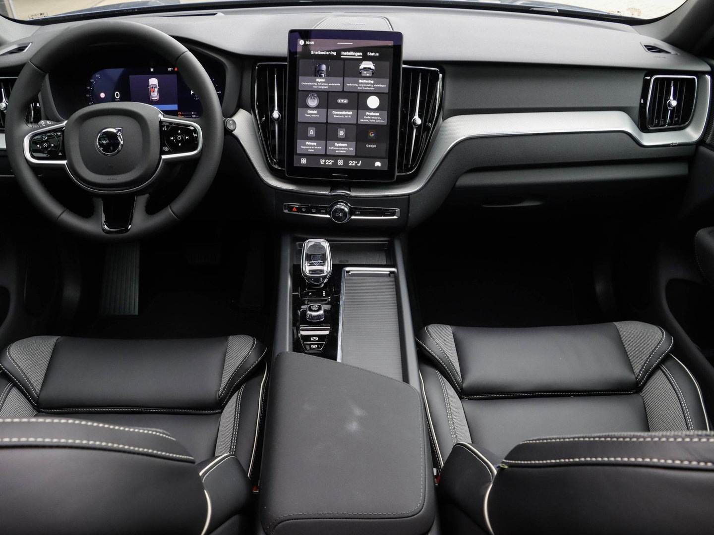 Volvo XC60 T8 AWD Plus Black Edition NIEUW| 21'' | HeadUp | Pano | 360 camera | Getint glas
