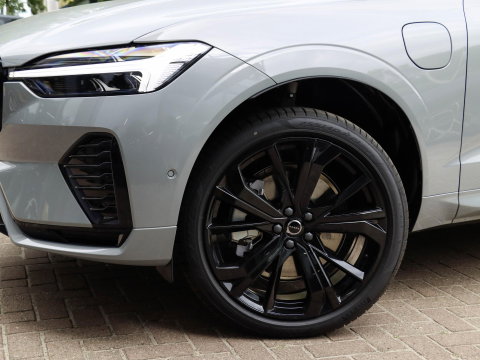 Volvo XC60 T8 AWD Plus Black Edition NIEUW| 21'' | HeadUp | Pano | 360 camera | Getint glas